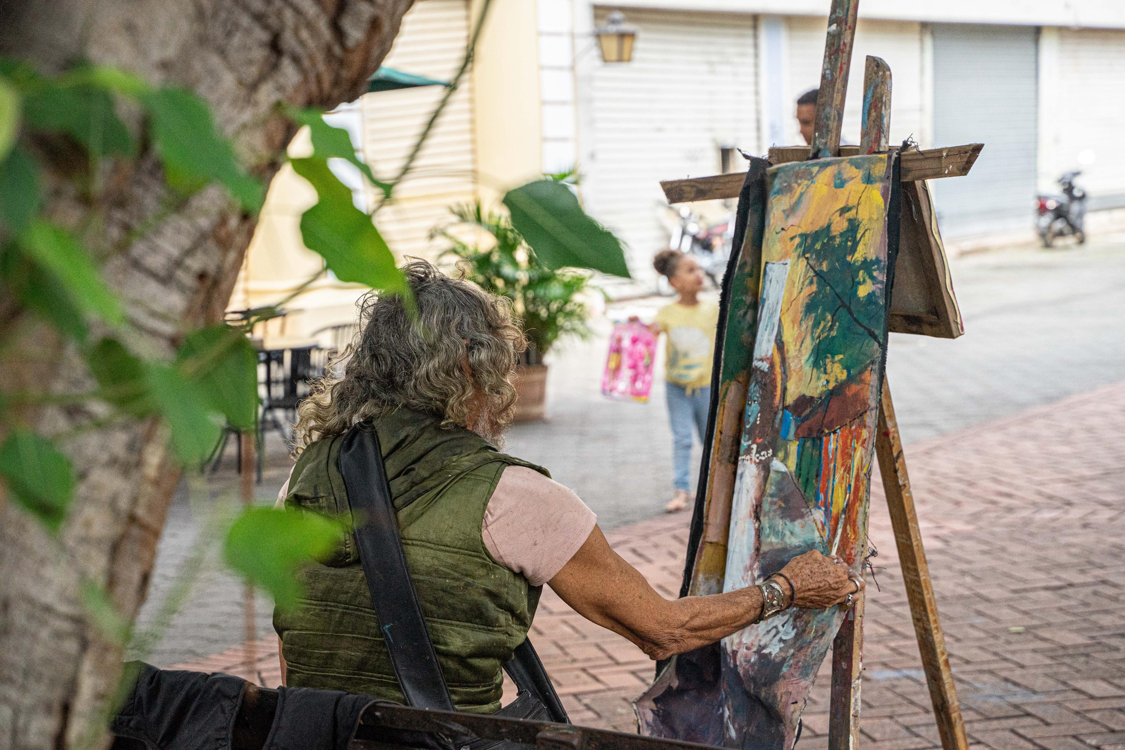 Artista pintando en una calle de Santo Domingo