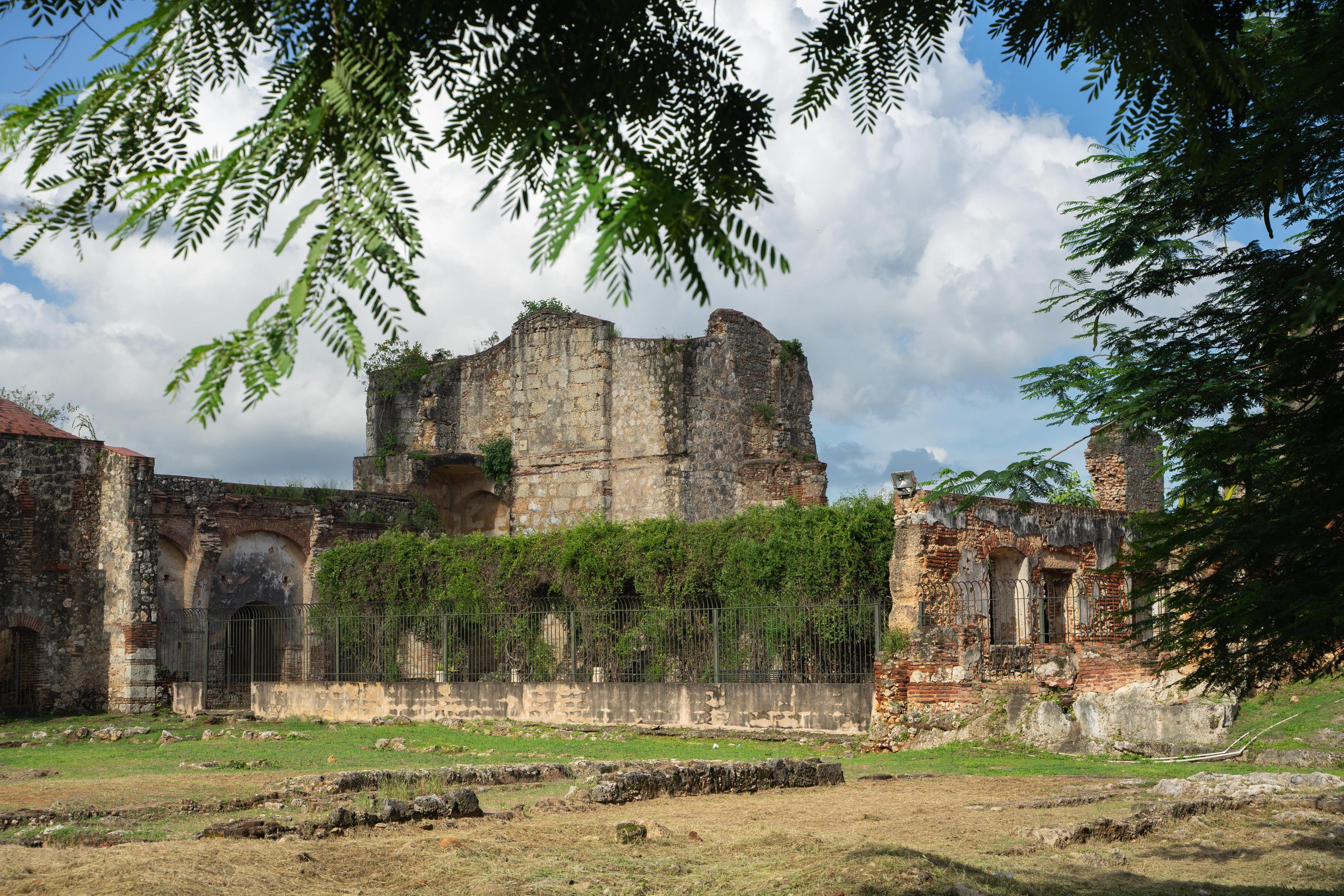 Ruinas históricas de la Zona Colonial bajo los árboles