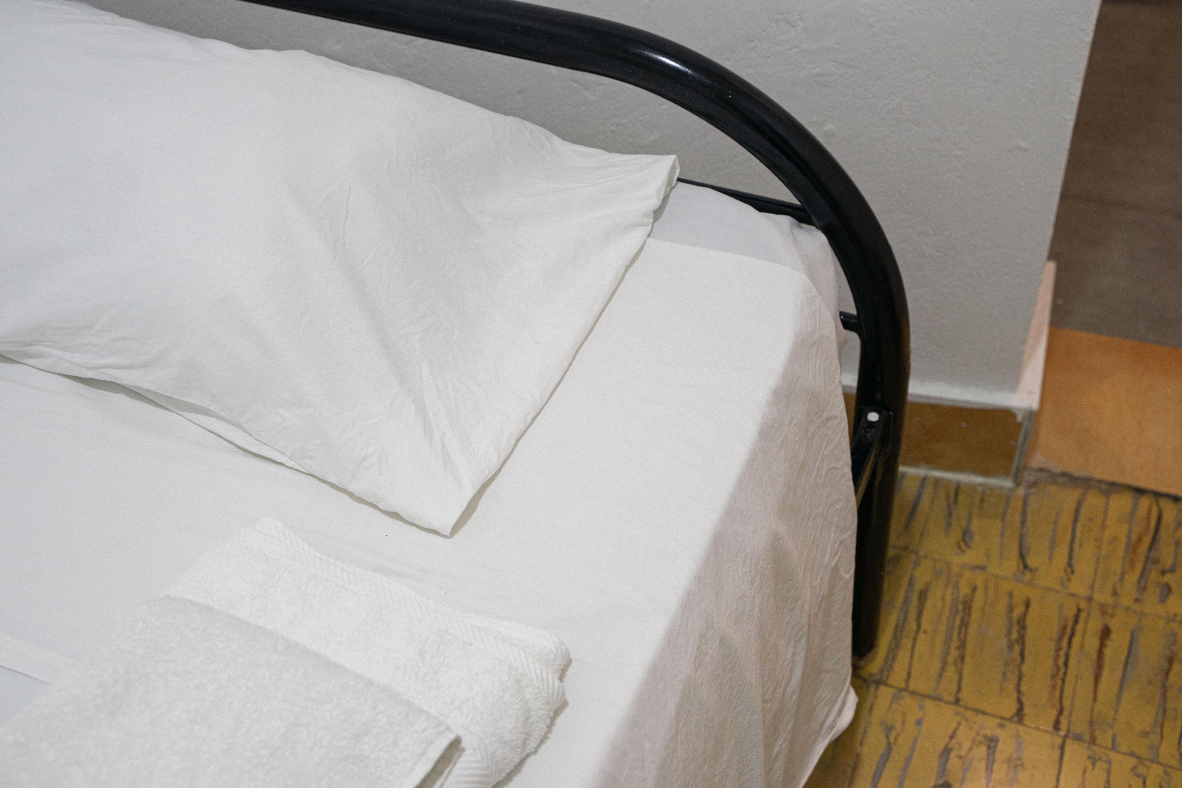 Detalle de una cama preparada en Gato Colonial
